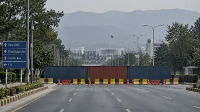 Container blockade closing a main avenue near Islamabad's Red Zone, the access risk affecting F-5 residents